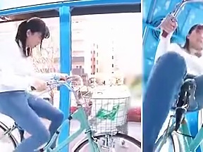 マジックミラー号×アクメ自転車 ママチャリ人妻限定！「みんな私の方を見てる気がするんですけど…」公衆の面前！？でイキまくる！ハリガタピストンで大量潮吹き絶頂アクメ！！ タイトル画像