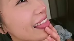 向かいに暮らす美人妻の静かな誘惑。理性を失った僕らは濃厚に絡み合う。 長瀬麻美 タイトル画像