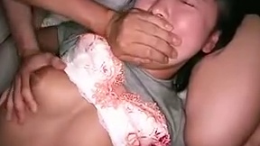 女子○生 修学旅行 集団夜●い動画 同級生の寝ているすぐ横で…届かない美少女たちの叫び… タイトル画像